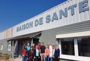 Maison de santé de matzenheim avec l'équipe devant
